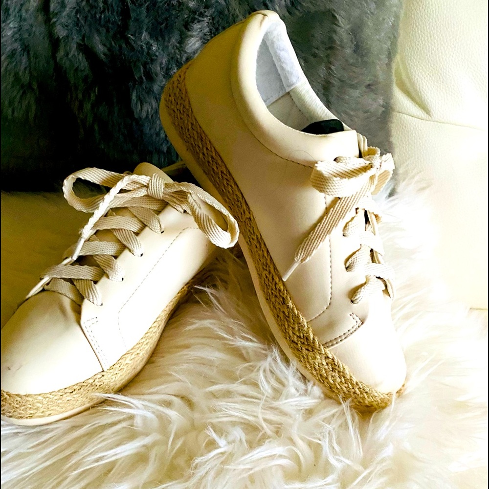 White tennis shoes
